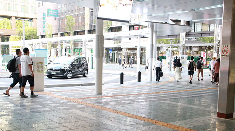 筑紫口から出て右側に向かいます。